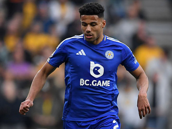 Everton dan Leeds Bersaing Ketat Dapatkan James Justin